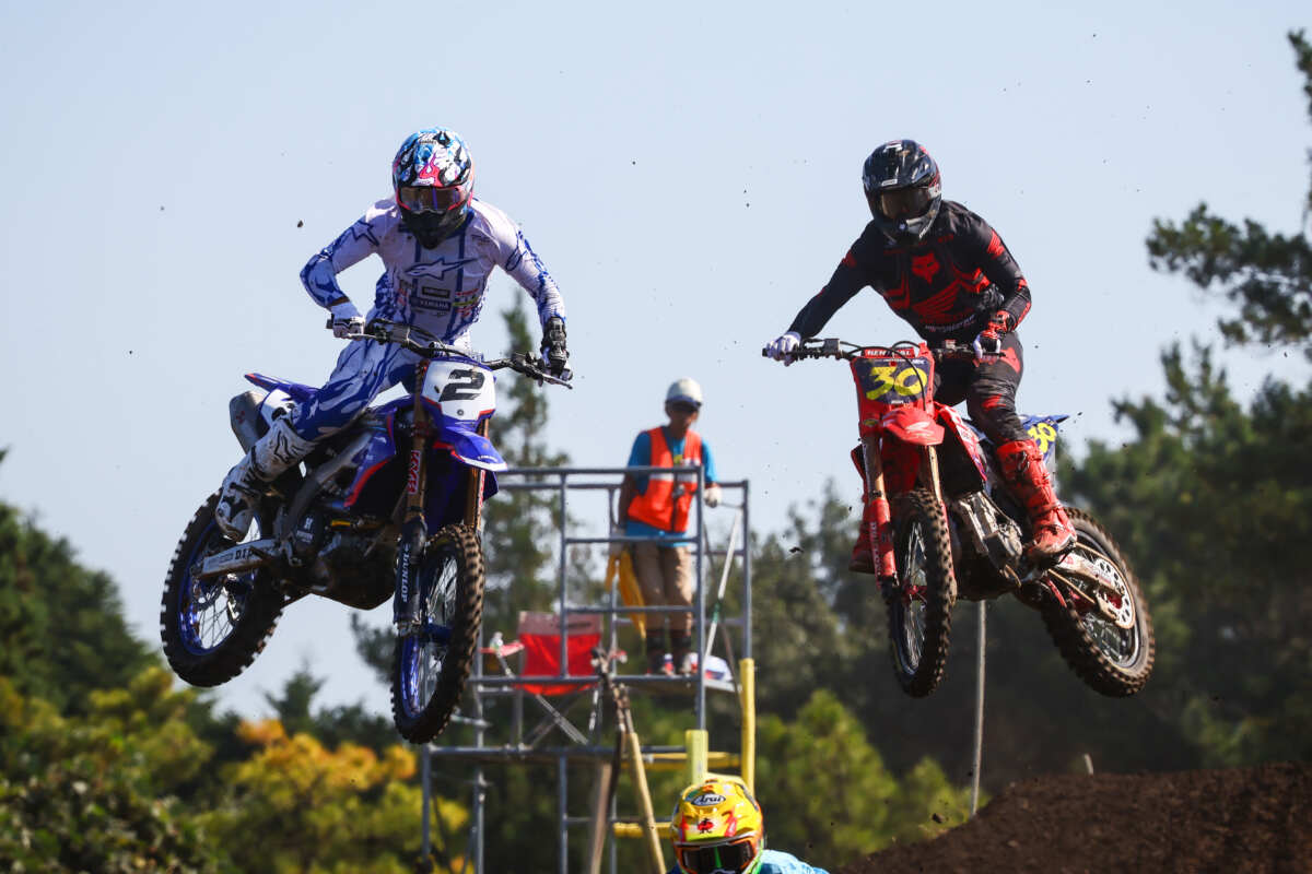 YAMAHA FACTORY RACING TEAMのジェイ・ウィルソン選手(写真左)と、Honda HRC Progressiveの下田丈選手。画像提供:ヤマハ発動機