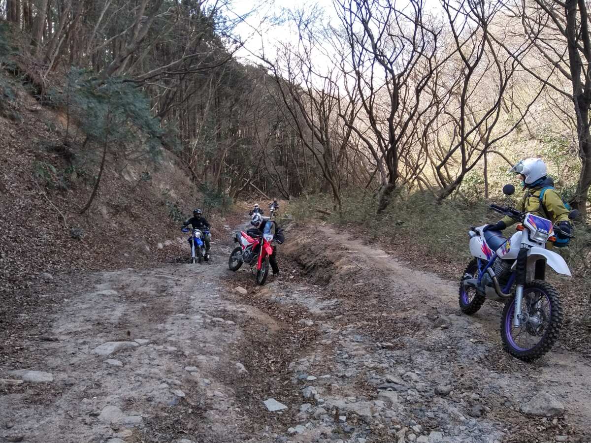 ソロの山行ではなく、林道マスツーリングで起こるのが“フラット詐欺”。初心者が“予想以上に酷い目に遭い”、かつ“楽しめなかった”ときに起こる。