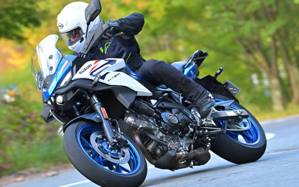 スズキ SV-7GXを走らせる筆者（谷田貝　洋暁）。
