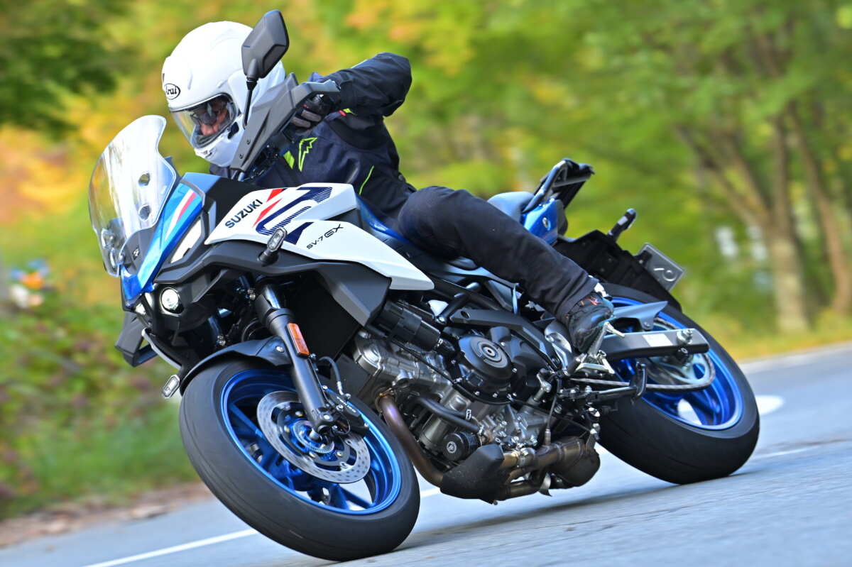 スズキ SV-7GXを走らせる筆者(谷田貝 洋暁)。