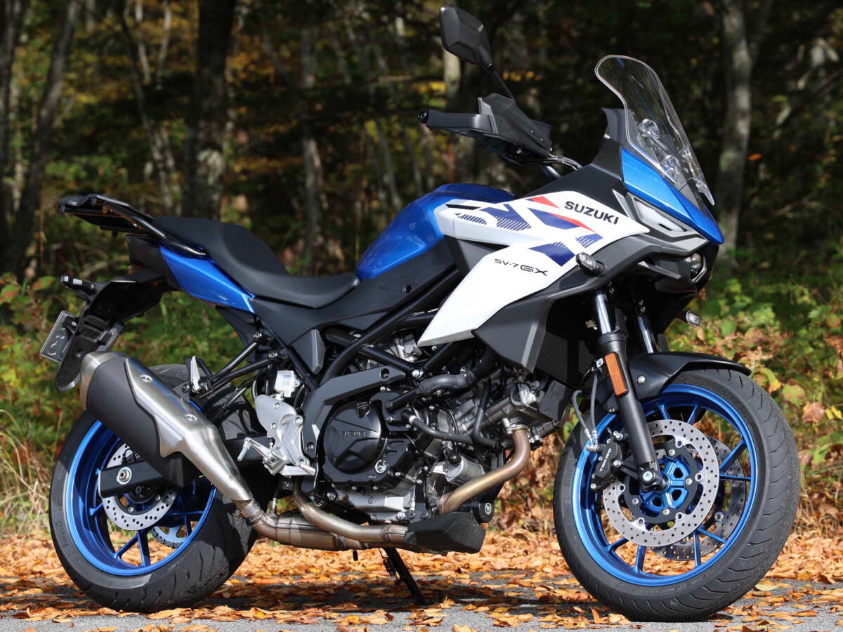 前後17インチホイールのロードスポーツ向きの車体(SV650)がベース。そこにアップライトなポジションやソフトな足まわり、荷物の積載性といった長旅に向くキャラクターを組み合わせてクロスオーバーとしている。他メーカーのライバル機種は、カワサキのヴェルシス650、ヤマハのトレーサー9 GTやホンダのNC750X、NT1100あたりだが、層の薄い650ccクラスに、スズキがSV-7GXを送り込んだ。