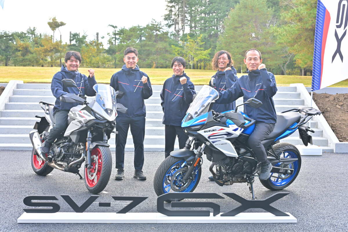 右から、チーフエンジニア・加藤幸生さん。エンジン設計担当・小出 翔さん。エンジン適合実験・伊藤 篤さん。車体設計担当・甲斐 智樹さん。テストライダー・赤堀 康裕さん。