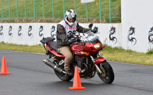 GSFでスラロームを走る小川