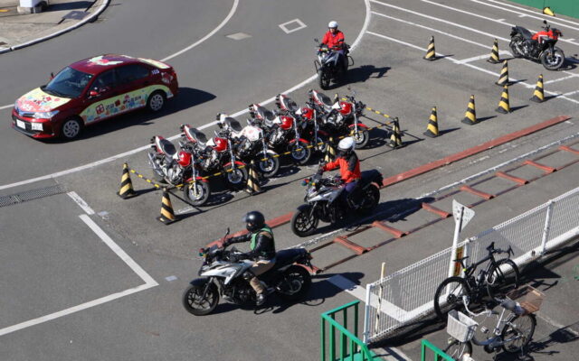 一般的な公認教習所のコースの雰囲気はこんな感じ。閉鎖された場所にコースがあり、クルマ、バイクの技能教習が同時進行で行われる。
