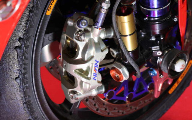 鍛造アルミ製『モノブロックキャリパー』