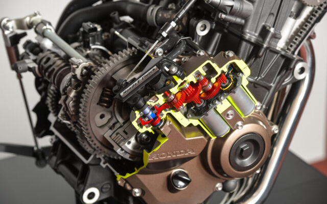 バイクのソレなにがスゴイの！？　Vol.74 『オートマチック変速機構③ E-Clutch』　～バイク専門用語をわかりやすく解説！