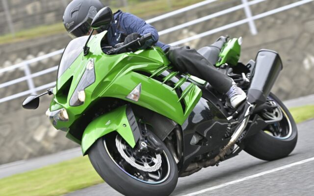 【ZZR1400（Ninja ZX-14R欧州仕様）解説＆試乗インプレ】上品＆上質で速い新幹線！　意外や素直な操縦性はまさにZZ-R1100の系譜だ