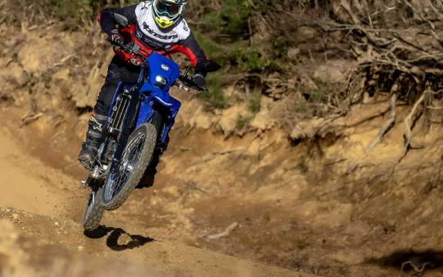 しっかり作り込まれた車体が与えられている「WR125R」。少々ジャンプしたところで底突きするようなこともなかった。写真は「WR125R」でオフロードコースを走るフリーライターの谷田貝　洋暁。